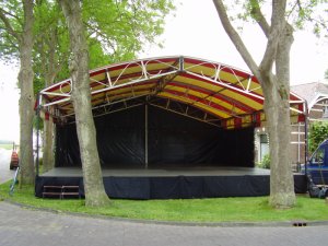 Beukenpodium 10 x 10m, lichtdoorlatend dakdoek